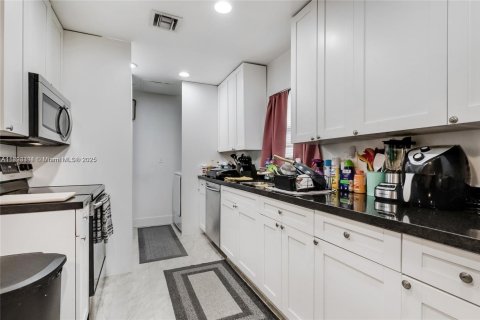 Commercial property in Hallandale Beach, Florida 192.49 sq.m. № 1945491 - photo 4