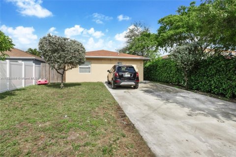 Commercial property in Hallandale Beach, Florida 192.49 sq.m. № 1945491 - photo 13