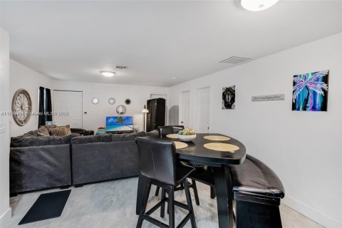 Commercial property in Hallandale Beach, Florida 192.49 sq.m. № 1945491 - photo 3
