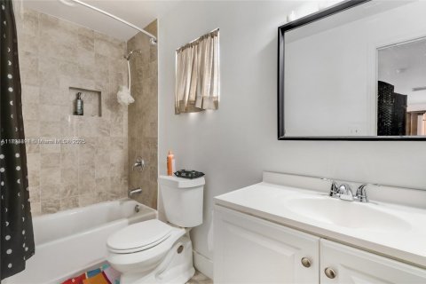 Commercial property in Hallandale Beach, Florida 192.49 sq.m. № 1945491 - photo 8
