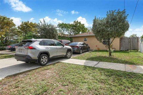 Commercial property in Hallandale Beach, Florida 192.49 sq.m. № 1945491 - photo 14