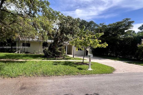 House in Pinecrest, Florida 3 bedrooms, 123.65 sq.m. № 2088670 - photo 2