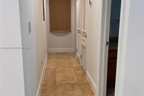 House in Pinecrest, Florida 3 bedrooms, 123.65 sq.m. № 2088670 - photo 11