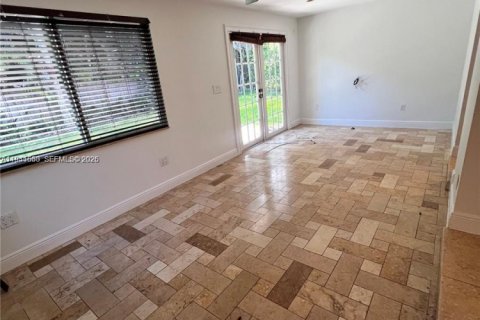 House in Pinecrest, Florida 3 bedrooms, 123.65 sq.m. № 2088670 - photo 5