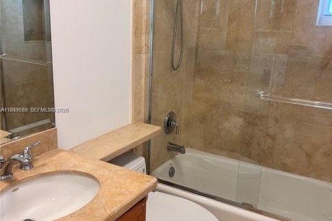 House in Pinecrest, Florida 3 bedrooms, 123.65 sq.m. № 2088670 - photo 12