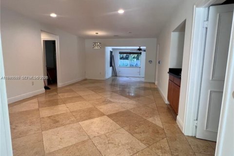 House in Pinecrest, Florida 3 bedrooms, 123.65 sq.m. № 2088670 - photo 8
