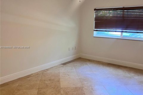 House in Pinecrest, Florida 3 bedrooms, 123.65 sq.m. № 2088670 - photo 10