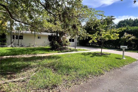 House in Pinecrest, Florida 3 bedrooms, 123.65 sq.m. № 2088670 - photo 1