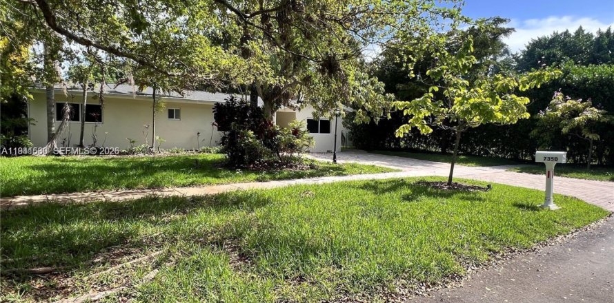 House in Pinecrest, Florida 3 bedrooms, 123.65 sq.m. № 2088670