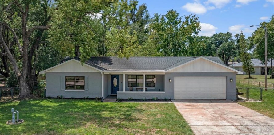 House in Land O' Lakes, Florida 3 bedrooms, 160.54 sq.m. № 2110469