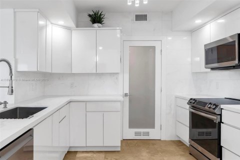Condo in Miami, Florida, 2 bedrooms  № 1948787 - photo 9