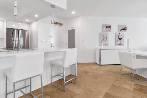 Condo in Miami, Florida, 2 bedrooms  № 1948787 - photo 7