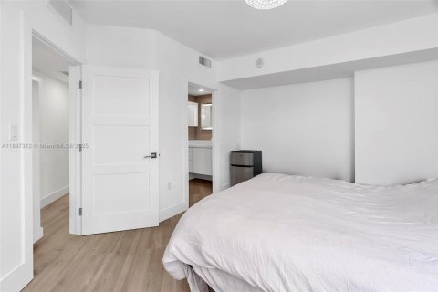 Condo in Miami, Florida, 2 bedrooms  № 1948787 - photo 29