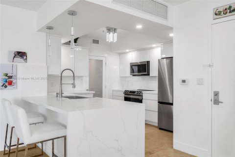 Condo in Miami, Florida, 2 bedrooms  № 1948787 - photo 2