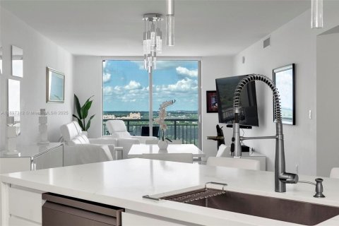 Condo in Miami, Florida, 2 bedrooms  № 1948787 - photo 12