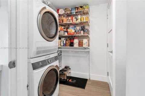 Condo in Miami, Florida, 2 bedrooms  № 1948787 - photo 10