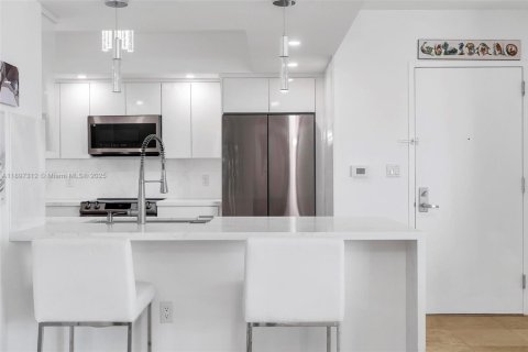Condo in Miami, Florida, 2 bedrooms  № 1948787 - photo 1