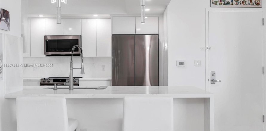 Кондоминиум с 2 спальнями в Майами, Флорида № 1948787