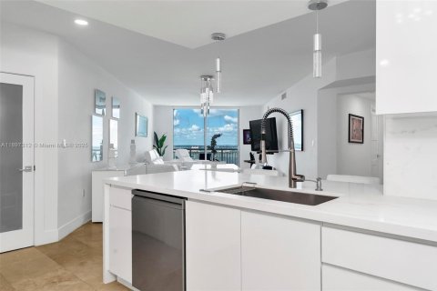Condo in Miami, Florida, 2 bedrooms  № 1948787 - photo 11