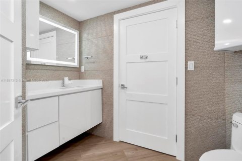 Condo in Miami, Florida, 2 bedrooms  № 1948787 - photo 25