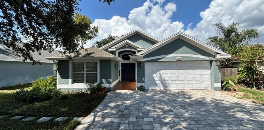 House in Orlando, Florida 4 bedrooms, 152.64 sq.m. № 2304756