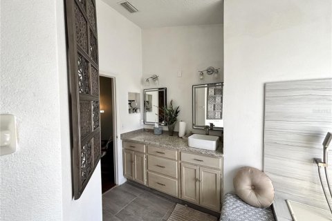 House in Orlando, Florida 4 bedrooms, 152.64 sq.m. № 2304756 - photo 5