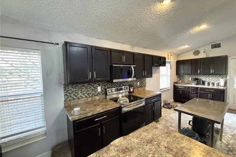 House in Orlando, Florida 4 bedrooms, 152.64 sq.m. № 2304756 - photo 2