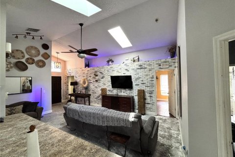 House in Orlando, Florida 4 bedrooms, 152.64 sq.m. № 2304756 - photo 3