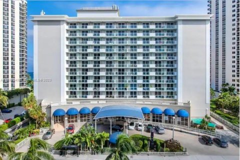 Condo in Sunny Isles Beach, Florida  № 1864369 - photo 1