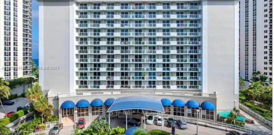 Studio in the Condo in Sunny Isles Beach, Florida № 1864369