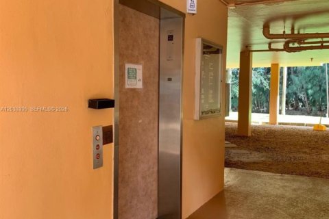 Condo in Plantation, Florida, 2 bedrooms  № 2084033 - photo 16