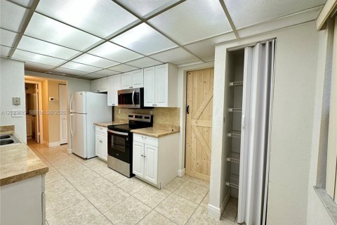 Condo in Plantation, Florida, 2 bedrooms  № 2084033 - photo 4