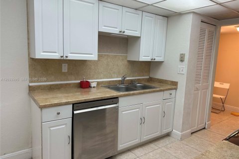 Condo in Plantation, Florida, 2 bedrooms  № 2084033 - photo 3