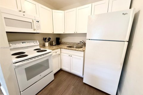 House in Fort Lauderdale, Florida 1 bedroom, 55.74 sq.m. № 2086629 - photo 2
