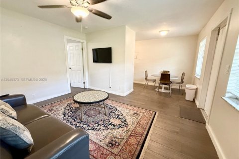 House in Fort Lauderdale, Florida 1 bedroom, 55.74 sq.m. № 2086629 - photo 5