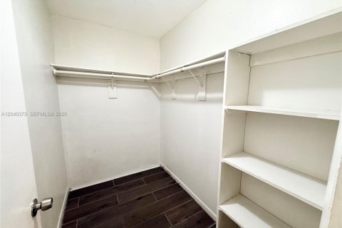 House in Fort Lauderdale, Florida 1 bedroom, 55.74 sq.m. № 2086629 - photo 9