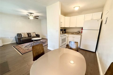 House in Fort Lauderdale, Florida 1 bedroom, 55.74 sq.m. № 2086629 - photo 3