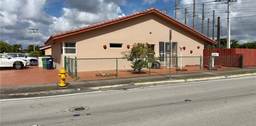 Casa en Miami, Florida 3 dormitorios, 128.67 m2 № 2058268