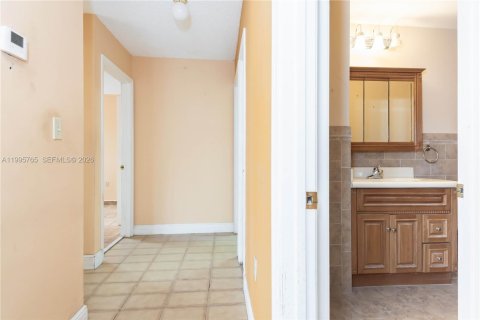 Casa en venta en Miami, Florida, 3 dormitorios, 128.67 m2 № 2058268 - foto 16
