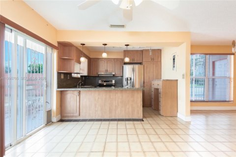 Casa en venta en Miami, Florida, 3 dormitorios, 128.67 m2 № 2058268 - foto 4