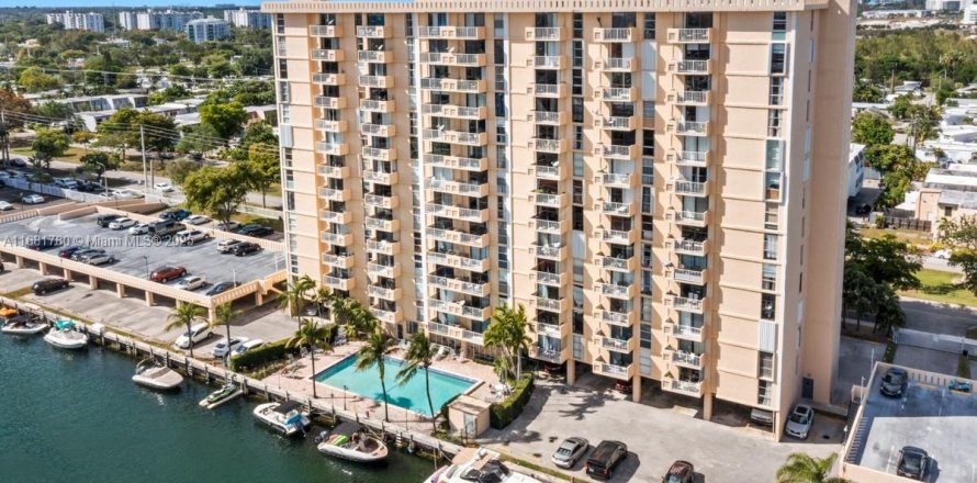 Condominio en North Miami, Florida, 1 dormitorio № 1935847