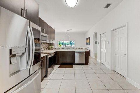 House in Weston, Florida 4 bedrooms, 201.78 sq.m. № 1887773 - photo 6