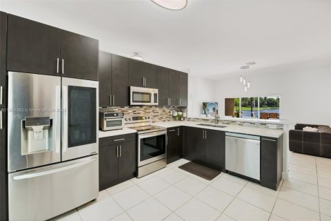 House in Weston, Florida 4 bedrooms, 201.78 sq.m. № 1887773 - photo 4