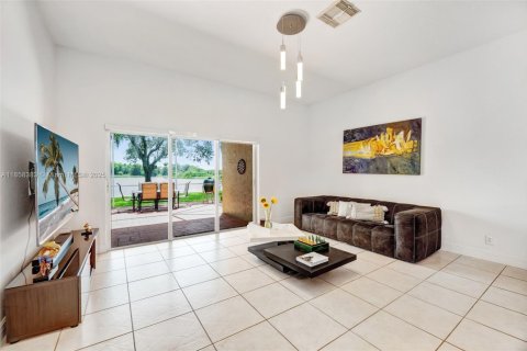House in Weston, Florida 4 bedrooms, 201.78 sq.m. № 1887773 - photo 13