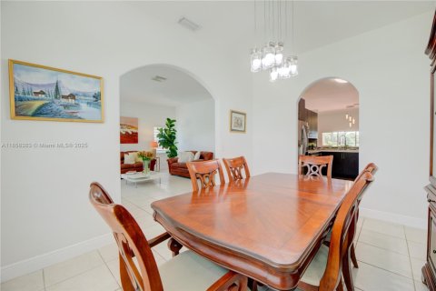 House in Weston, Florida 4 bedrooms, 201.78 sq.m. № 1887773 - photo 15