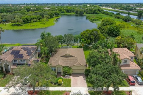 House in Weston, Florida 4 bedrooms, 201.78 sq.m. № 1887773 - photo 1