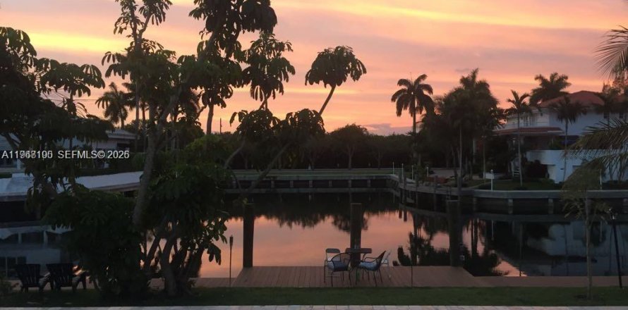 Casa en Coral Gables, Florida 5 dormitorios, 304.25 m2 № 2032502