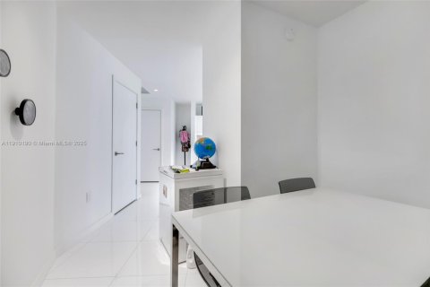 Купить кондоминиум в Майами, Флорида 1 спальня, 86.31м2, № 2185829 - фото 17