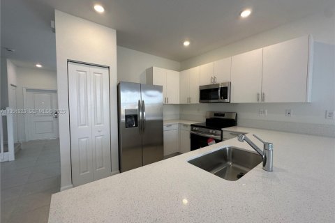 Снять в аренду таунхаус в Хомстед, Флорида 3 спальни, № 2006089 - фото 5