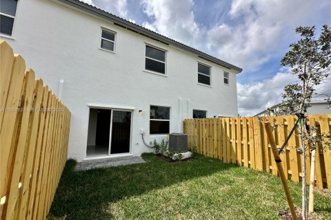 Снять в аренду таунхаус в Хомстед, Флорида 3 спальни, № 2006089 - фото 12